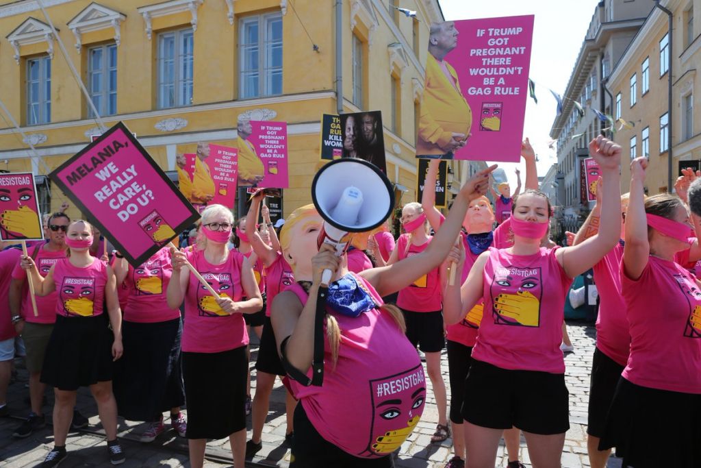 Ως «έγκυες Τραμπ» διαδηλώνουν οι γυναίκες στο Ελσίνκι