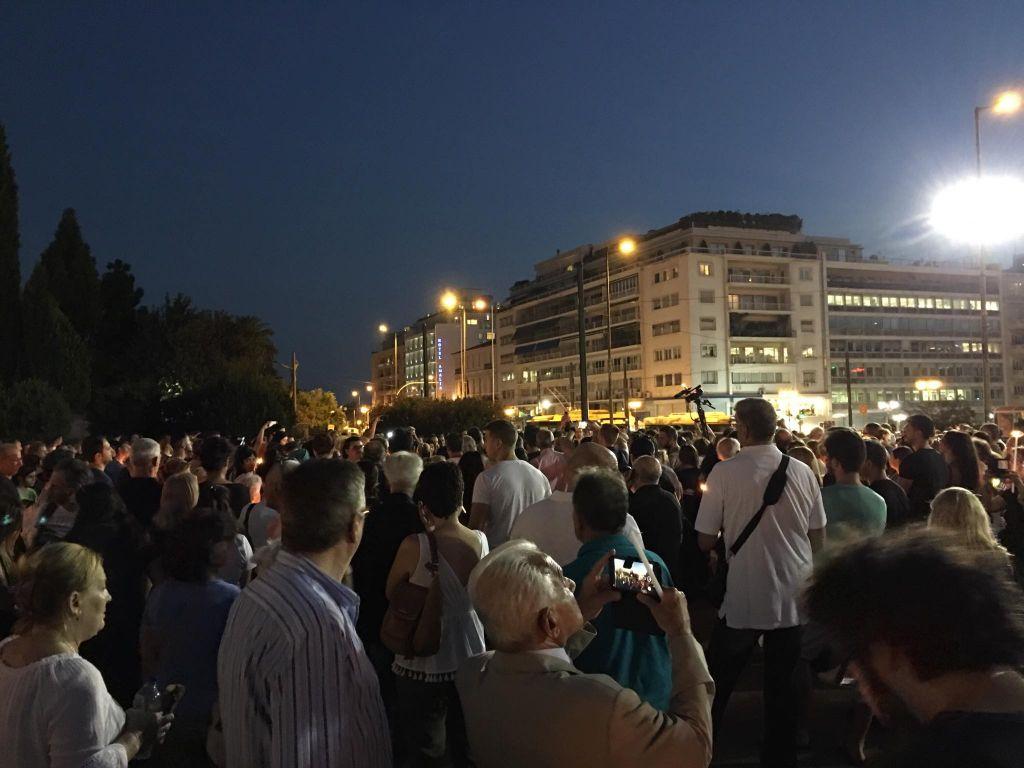 23-7: Τη «μαύρη» ημερομηνία σχηματίζουν οι συγκεντρωμένοι στο Σύνταγμα