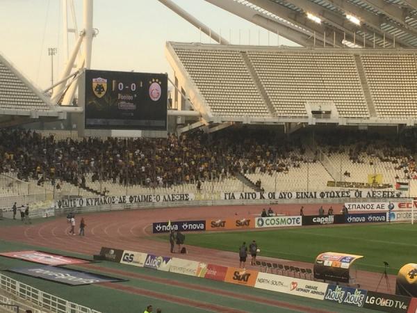 Πανό κατά Τσίπρα – Μητσοτάκη στο ΟΑΚΑ για τις φωτιές: «Σκάστε!» 