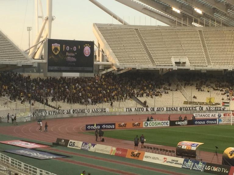 Πανό κατά Τσίπρα – Μητσοτάκη στο ΟΑΚΑ για τις φωτιές: «Σκάστε!» 