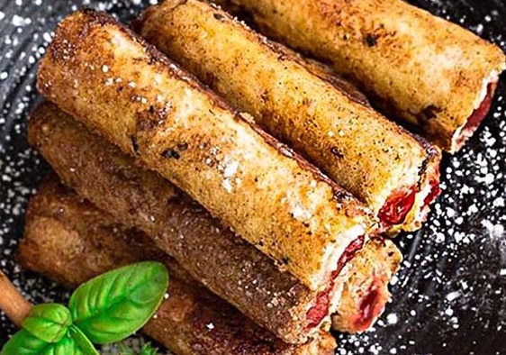 Ρολό με ψωμί του τοστ, πραλίνα και φράουλες