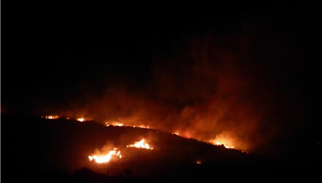 Διπλό μέτωπο φωτιάς στην Κύθνο