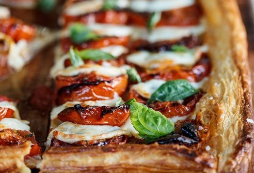 Σφολιάτα με μοτσαρέλα και ντοματίνια