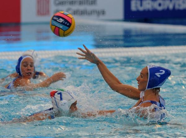 Η εθνική πόλο γυναικών νίκησε και την Ιταλία και βλέπει πρωτιά