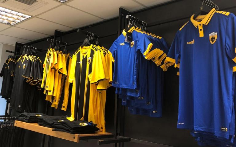 Τρέλα με την νέα μπλε φανέλα της ΑΕΚ – Στην μπουτίκ της ΠΑΕ οι νέες εμφανίσεις [Εικόνες]