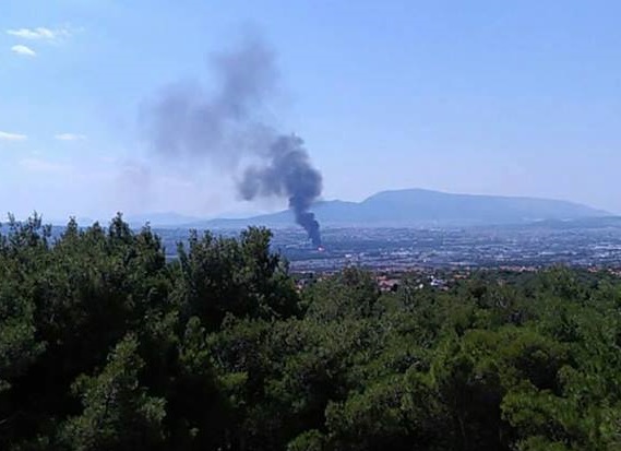 Υπό μερικό έλεγχο η φωτιά στο Μενίδι