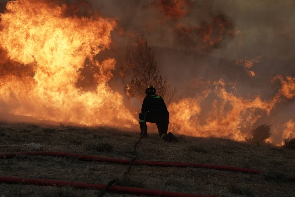 Αγωνία σε Ν.Βουτζά και Μάτι: Καίγονται σπίτια, εγκλωβισμένοι κάτοικοι