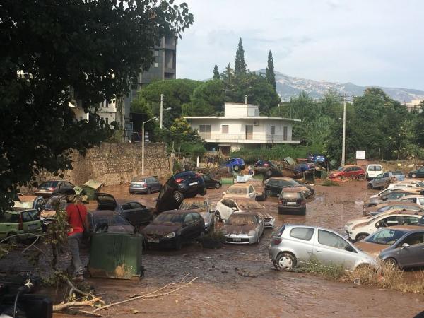 «Βούλιαξαν» αυτοκίνητα στο Μαρούσι από τη βροχή