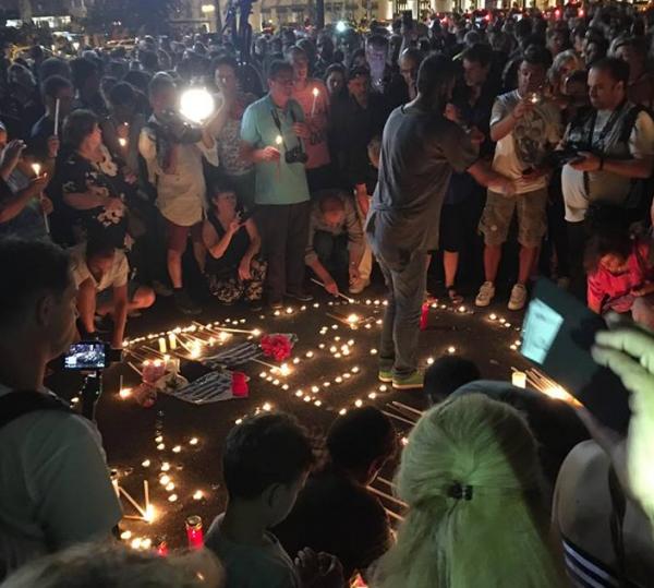 Οι συγκεντρωμένοι στο Σύνταγμα ψέλνουν το «Πάτερ Ημών»