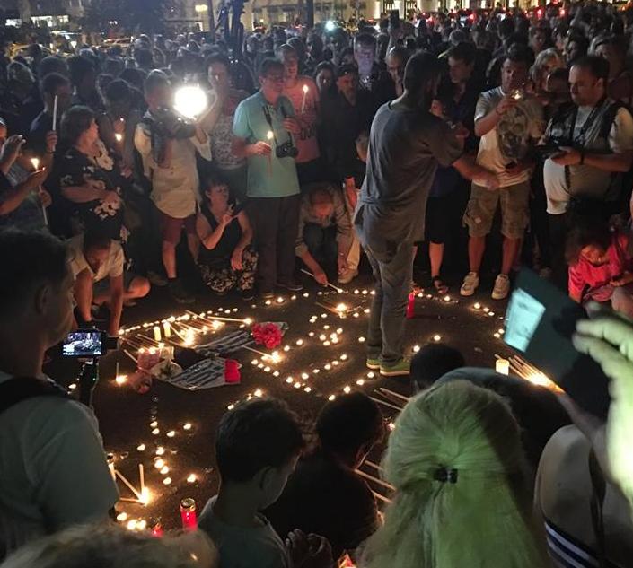 Οι συγκεντρωμένοι στο Σύνταγμα ψέλνουν το «Πάτερ Ημών»