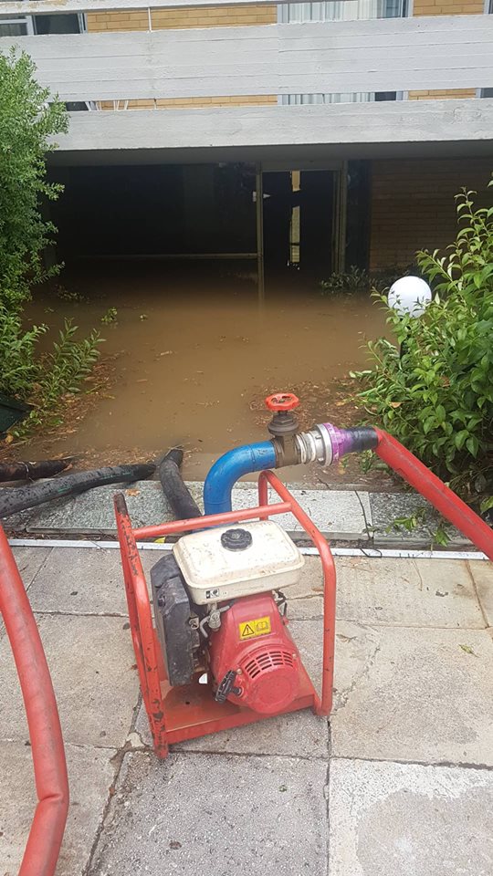 Καταιγίδα πλήττει την Αθήνα – «Ποτάμια» και πάλι οι δρόμοι