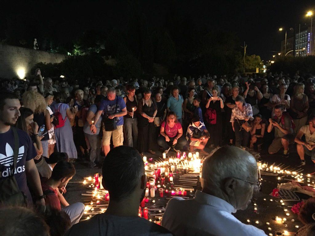 Μικροένταση στη σιωπηρή συγκέντρωση στο Σύνταγμα για τους νεκρούς