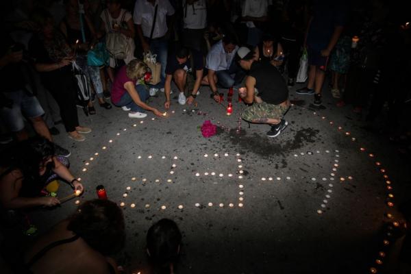 «Συγγνώμη» ζήτησαν εκατοντάδες πολίτες στο Σύνταγμα στους νεκρούς της πυρκαγιάς