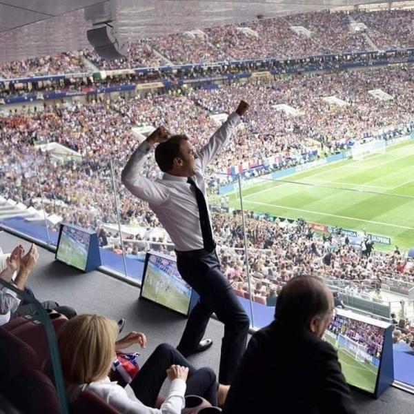 Οι έξαλλοι πανηγυρισμοί Μακρόν και το γαλλικό… φιλί [Εικόνες]