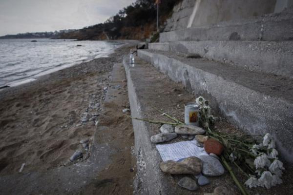 Αργυρά Ακτή: Λουλούδια και μηνύματα για τα θύματα
