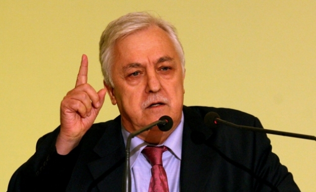 Former Pasok finance minister defends memorandum pension cuts