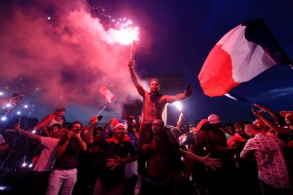 «Καίγεται» η Γαλλία μετά την κατάκτηση του Μουντιάλ