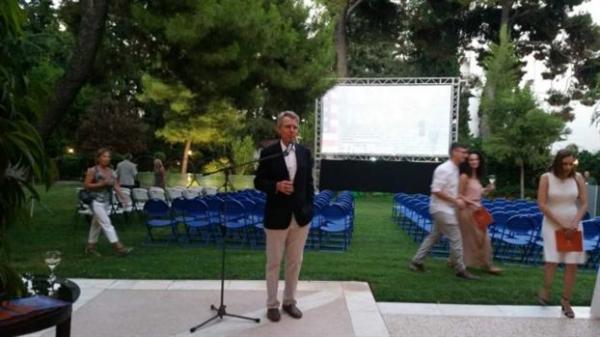 Ο αμερικανός πρεσβευτής, η Μέριλ Στριπ και ο Τομ Χανκς