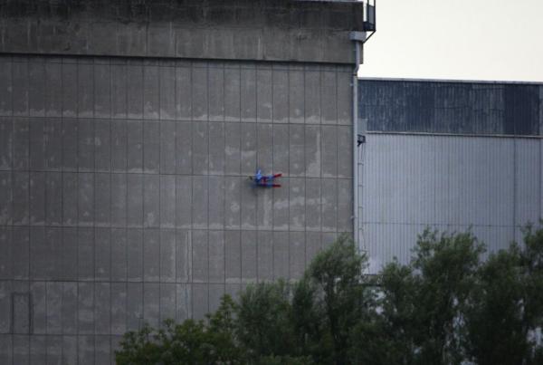 H Greenpeace «πέταξε» ομοίωμα του Σούπερμαν σε πυρηνικό σταθμό στη Γαλλία