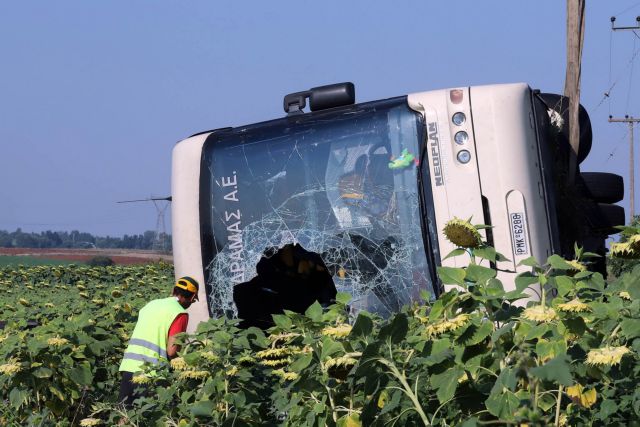 Δράμα : Εικόνες από την ανατροπή του λεωφορείου κοντά στην Αμφίπολη