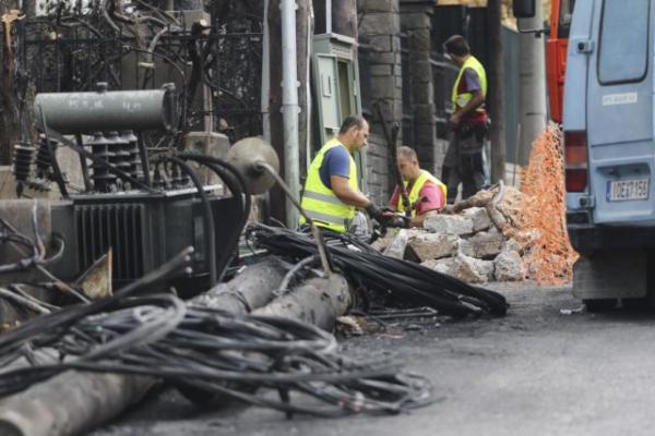 Μάτι: Συνεργεία του ΔΕΔΔΗΕ αποκαθιστούν τις ζημιές