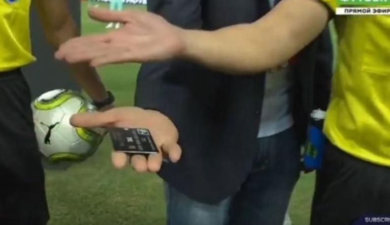 Ξεχάστε το κέρμα : Διαιτητής ρίχνει… πιστωτική κάρτα πριν τη σέντρα αγώνα [Εικόνες]