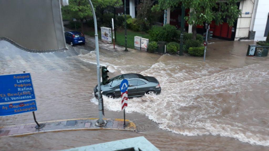 Πλημμύρισαν οι δρόμοι της Αθήνας από την καταιγίδα