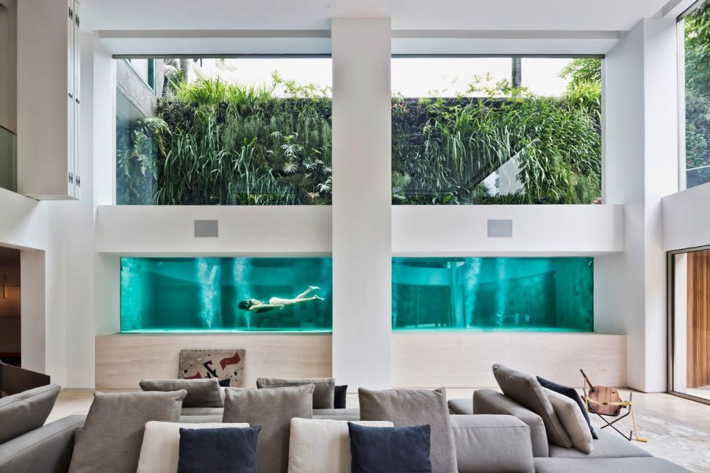 Ένα σπίτι στο Σάο Πάολο φέρνει την εξωτερική πισίνα μέσα στο σαλόνι
