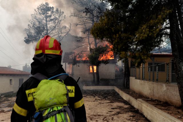 Σε εξέλιξη οι πυρκαγιές σε Κινέτα και Καλλιτεχνούπολη