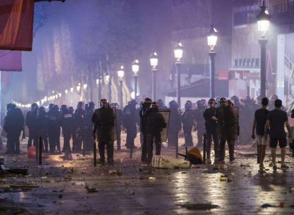 Γαλλία: Υπό κράτηση 292 άτομα για τα επεισόδια μετά την κατάκτηση του Μουντιάλ