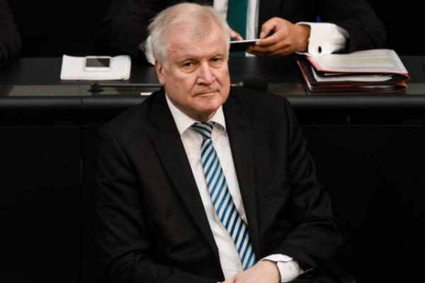 Προσφυγικό: Στο στόχαστρο του SPD o Χορστ Ζέεχοφερ