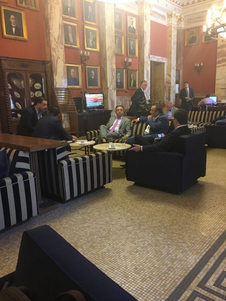 Τα πηγαδάκια της Βουλής και η… γουρουνοπούλα