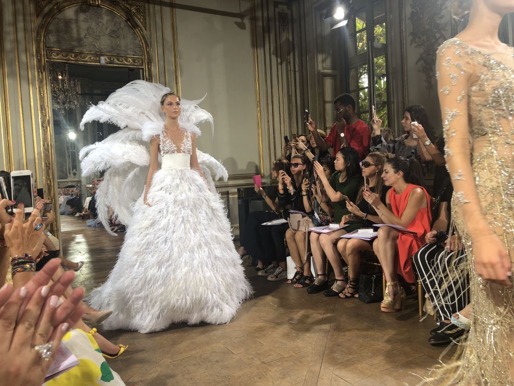 Αποστολή στο Παρίσι: Η Μαγεία της Σήλιας Κριθαριώτη «τυλίγει» την πόλη…