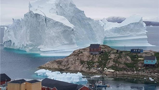 Τεράστιο παγόβουνο απειλεί τη Γροιλανδία