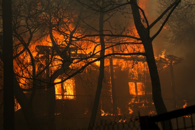 Μεγάλη φωτιά στην Κινέτα : Καίγονται σπίτια, οι φλόγες γλείφουν την εθνική οδό