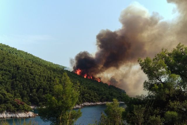 Σκόπελος: Υπό έλεγχο η πυρκαγιά, επιχειρούν και αεροπλάνα