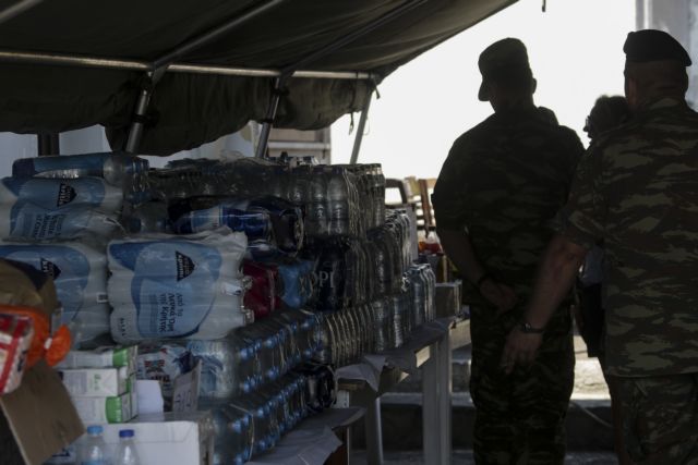 Μάτι : Ο στρατός μοιράζει νερό και φαγητό