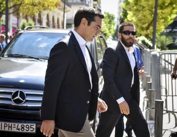 Αποδοκίμασαν τον Αλέξη Τσίπρα στον Μητροπολιτικό Ναό