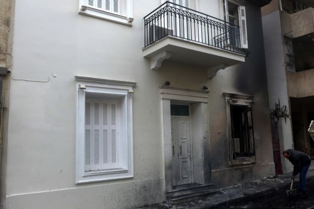 Πέτρες και μολότοφ έξω από το σπίτι του Αλέκου Φλαμπουράρη