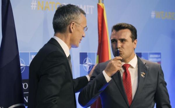 ΝΑΤΟ : Η υπογραφή της πρόσκλησης στην ΠΓΔΜ και η συγκίνηση του Ζάεφ