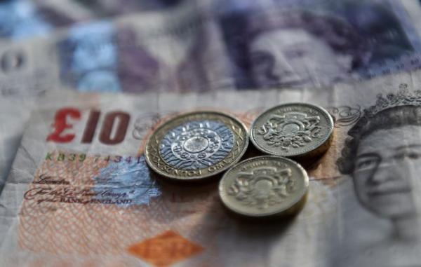 Κοντά σε χαμηλό 8μήνου η στερλίνα