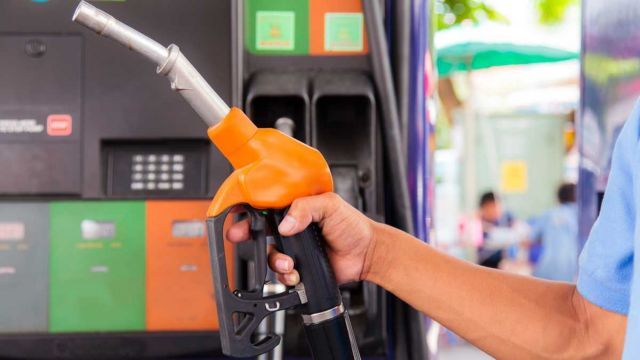 «Φωτιά» τα καύσιμα: Έσπασε το όριο των 2 ευρώ η τιμή της βενζίνης