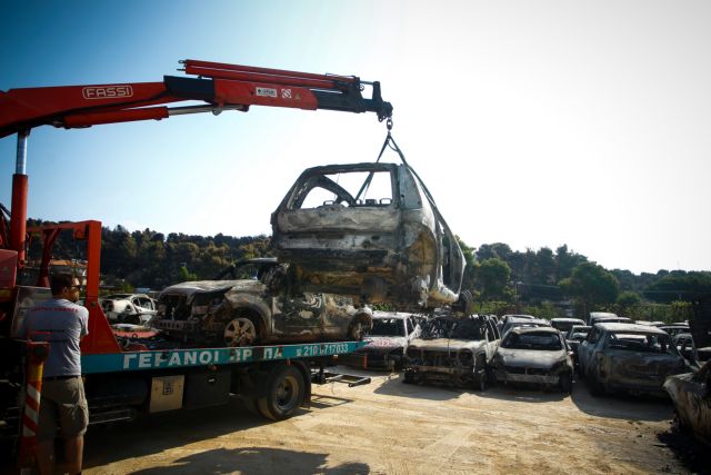 Δεκάδες κατεστραμμένα αυτοκίνητα στο πάρκινγκ της Ραφήνας [εικόνες]