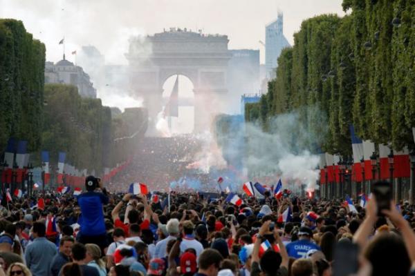 Μουντιάλ 2018 : Στους δρόμους οι Γάλλοι για να πανηγυρίσουν [Εικόνες]