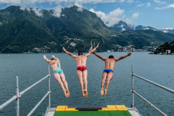 Καταδύσεις με στυλ στη λίμνη Λουγκάνο της Ελβετίας