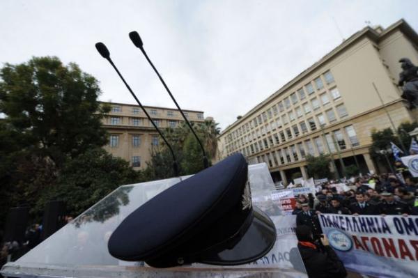 Επιστρέφονται κρατήσεις και αναδρομικά σε 250.000 ένστολους