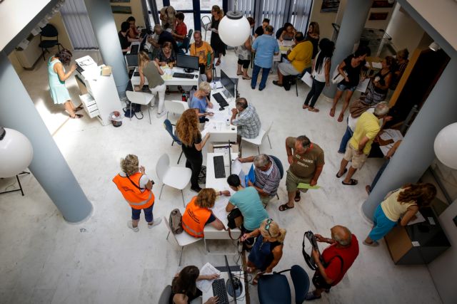 Δίνονται τα πρώτα βοηθήματα στους πληγέντες [εικόνες]