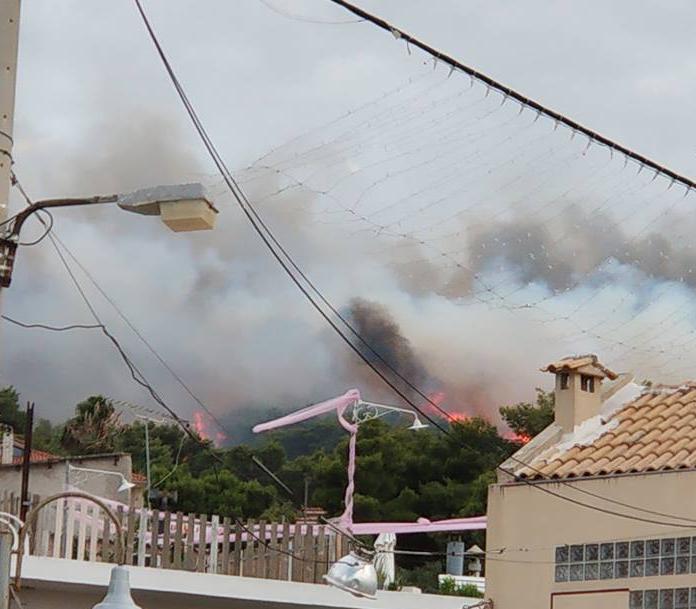 Ξέσπασε φωτιά και στον Κάλαμο – Έφτασε στους Αγίους Αποστόλους [Εικόνες]