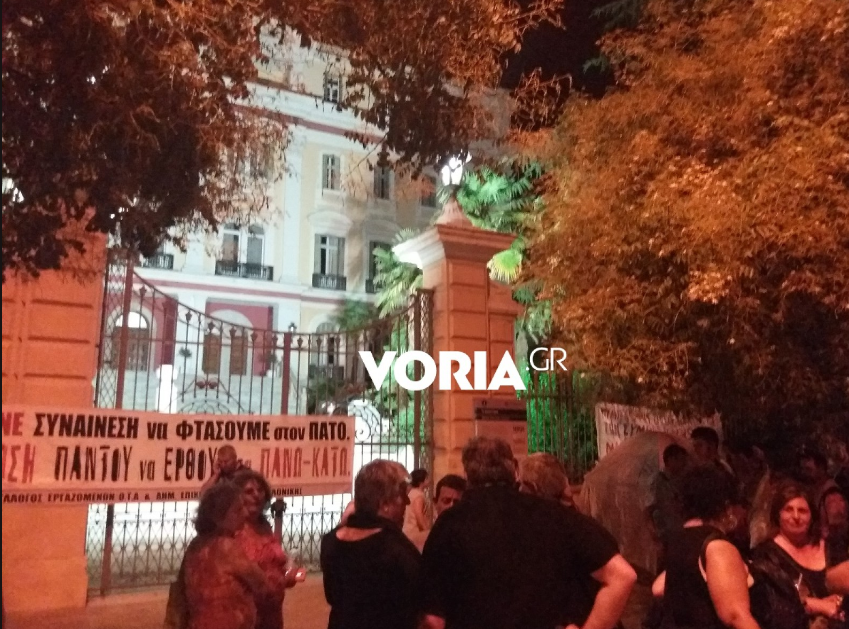 Με σκηνές οι συμβασιούχοι έξω από το υπουργείο Μακεδονίας - Θράκης