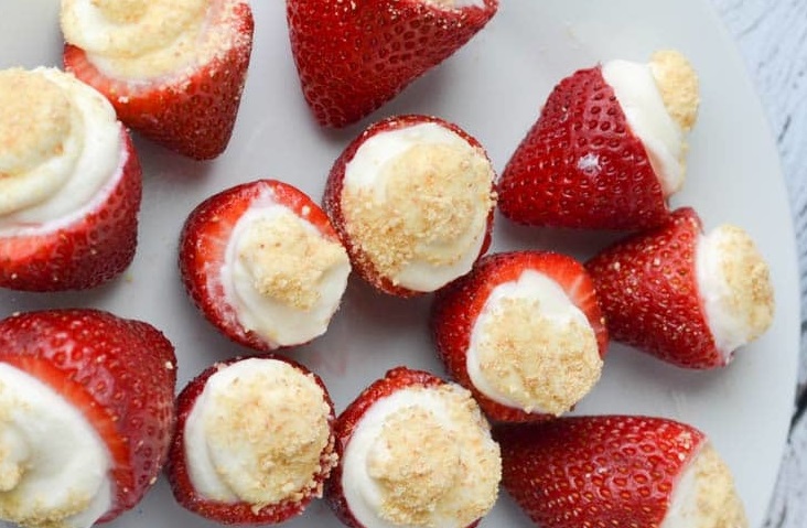 Μπουκιές φράουλας γεμιστές με κρέμα τυριού